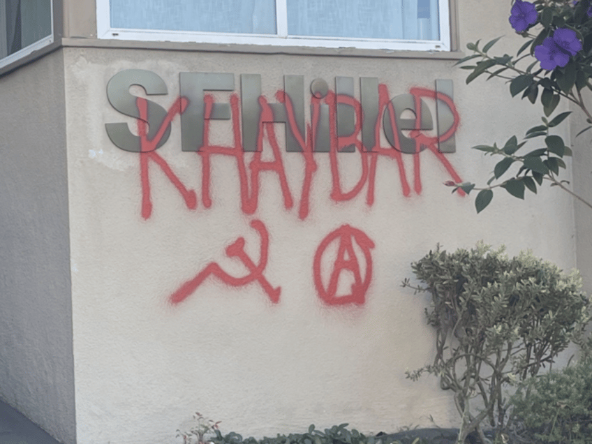 Antisemitic graffiti on Hillel (SFJCRC / X)