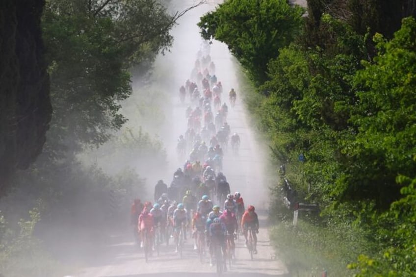 The white roads of Tuscany on the 6th stage of the Giro d'Italia