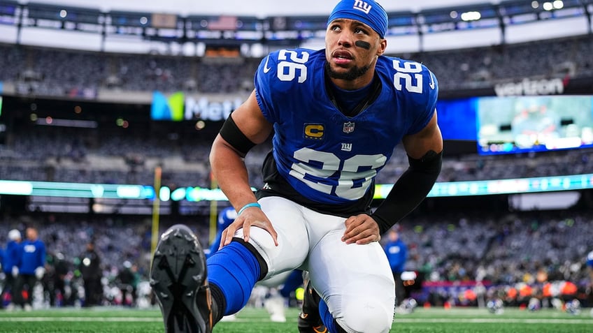 Saquon Barkley warms up