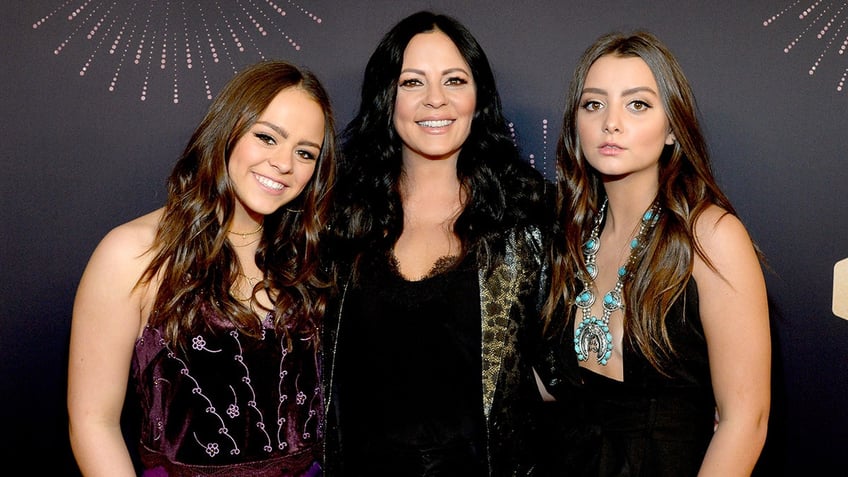 A photo of Sara Evans with her daughters