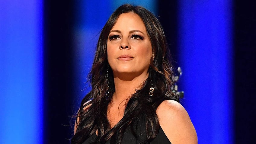 sara evans looking into the distance