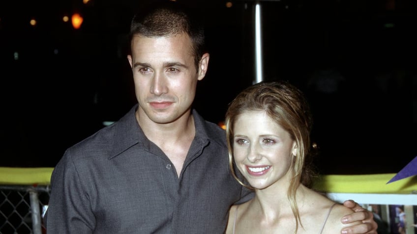 sarah michelle gellar and freddie prinze jr in 2001