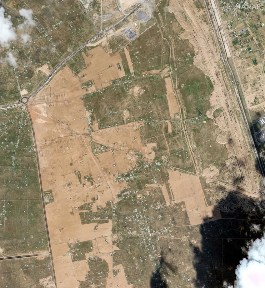 satellite photos egypt building wall near gaza border for possible refugee camp