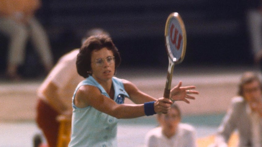 saturday night live takes jab at women vs men in sports in skit inspired by legendary tennis match