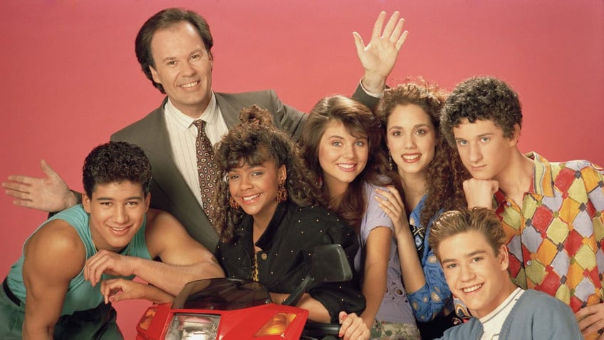 saved by the bell actor regrets controversial kissing without consent episode