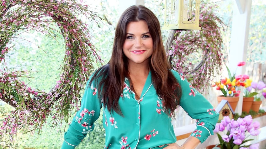 Tiffani Thiessen posing for a photo