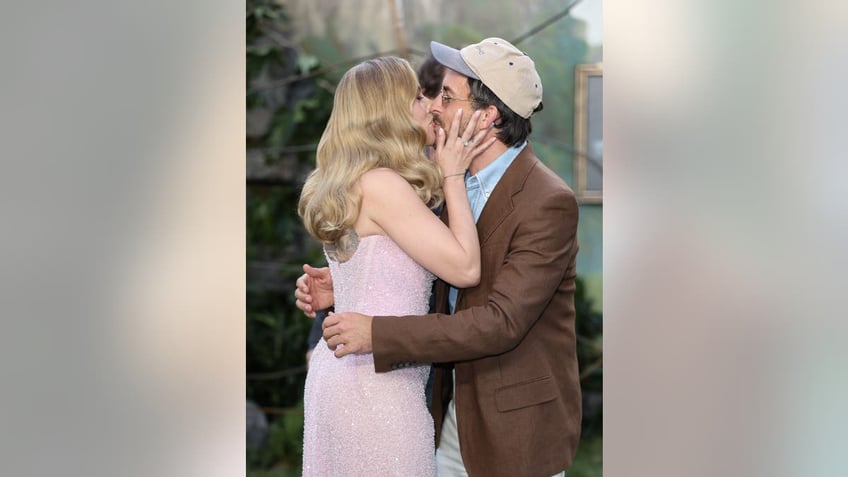scarlett johansson kissing jonathan bailey at jurassic world premiere in london 