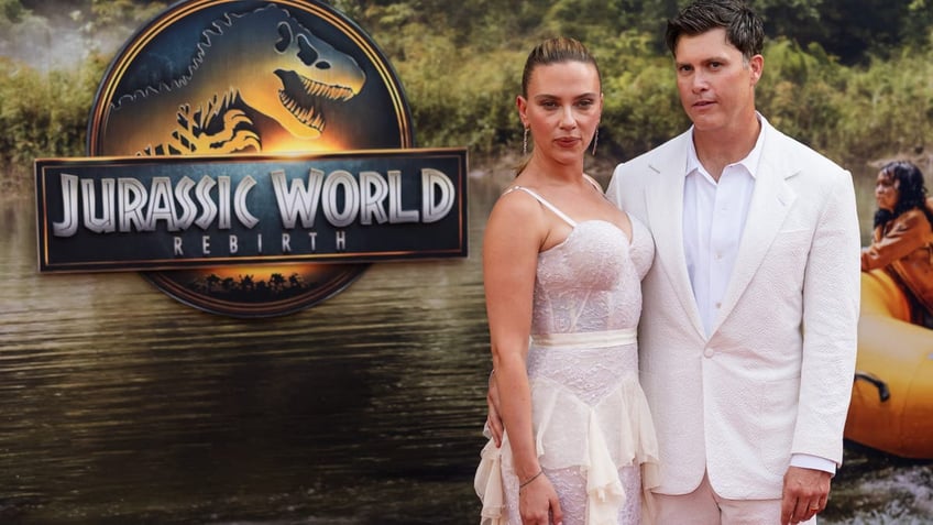 scarlett johansson and colin jost at jurassic world premiere 