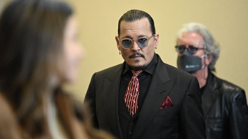 schitts creek star apologizes for ignorant johnny depp trial halloween costume i am ashamed