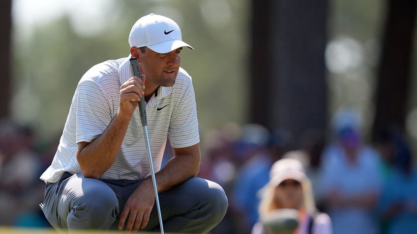 Scottie Scheffler lines up a putt