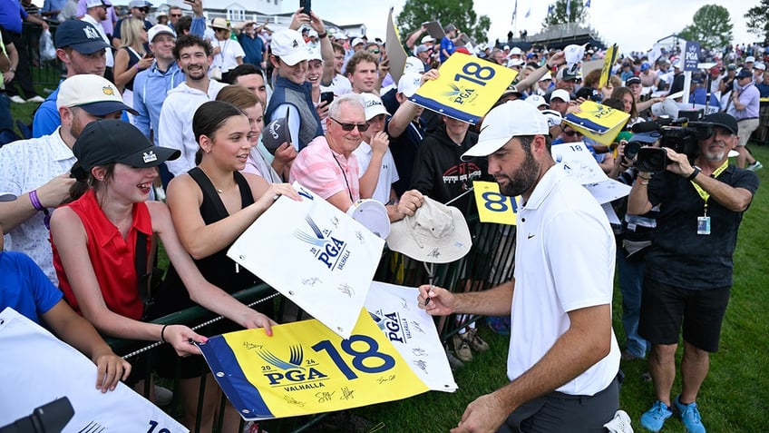 Scottie Scheffler signs autographs