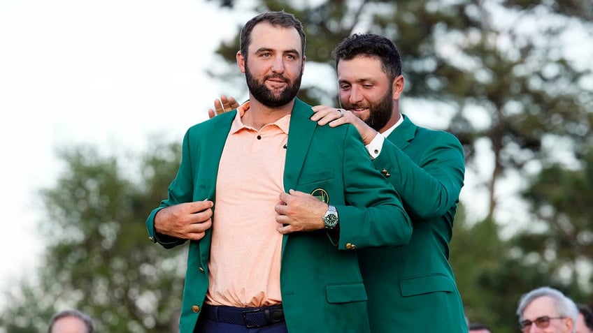 Scottie Scheffler gets the green jacket