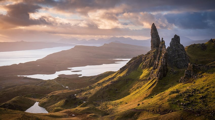 scottish climber 80 year old dies after falling from 3000ft mountain