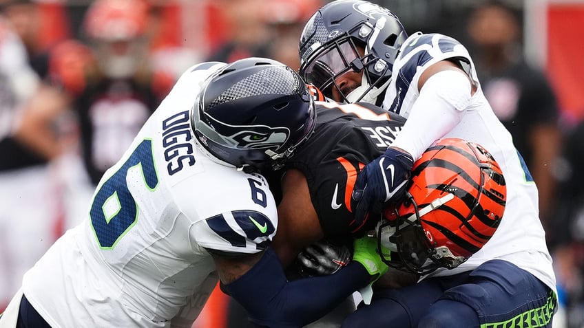 seahawks dk metcalf gives unnecessary shove to bengals player