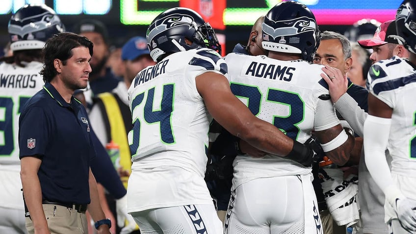 seahawks jamal adams yells at nfl official after leaving game with injury