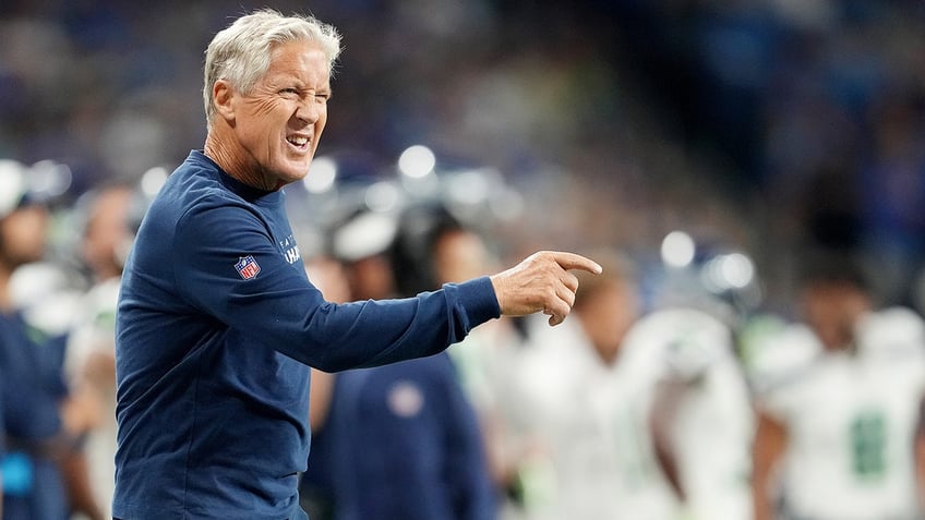 seahawks pete carroll explodes on ref after penalty called on geno smith