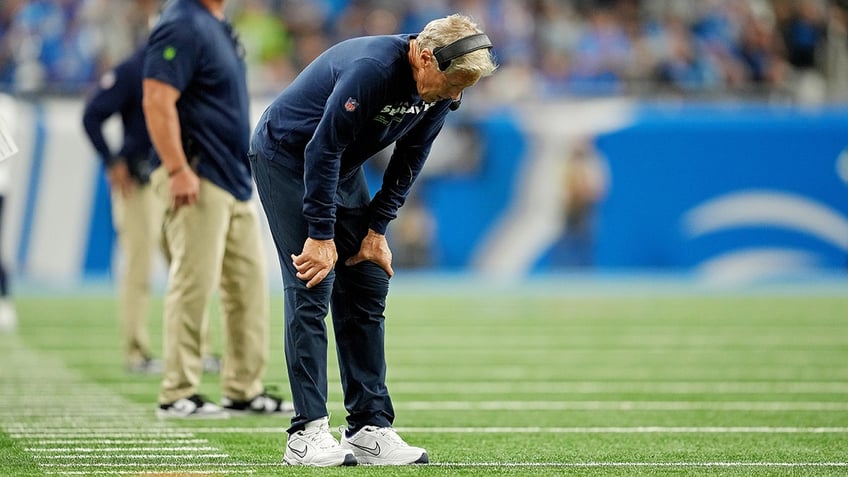 seahawks pete carroll explodes on ref after penalty called on geno smith