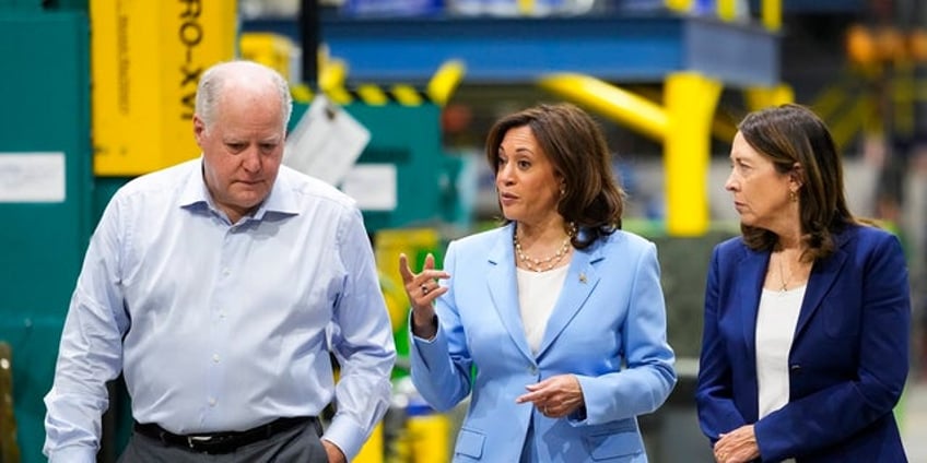 seattle area police officer on service detail for vp kamala harris visit falls onto freeway