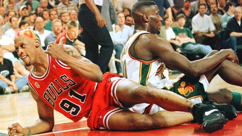 Dennis Rodman and Shawn Kemp on court