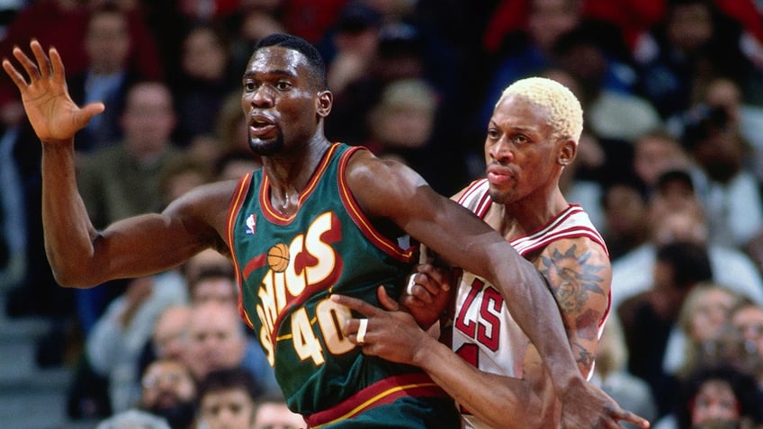 Dennis Rodman and Shawn Kemp down low