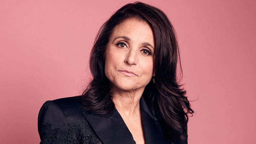 seinfeld star julia louis dreyfus has surprising reaction to rumors of a show reunion