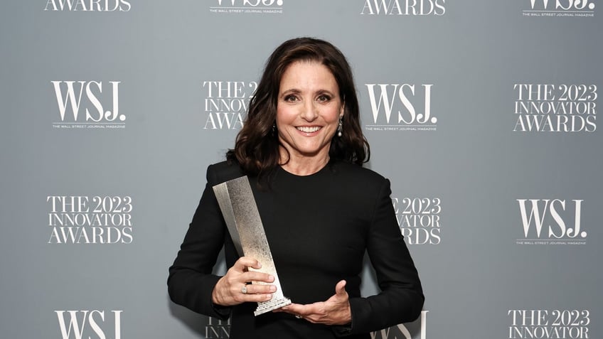 seinfeld star julia louis dreyfus used ai to write acceptance speech but was mistaken for julia roberts