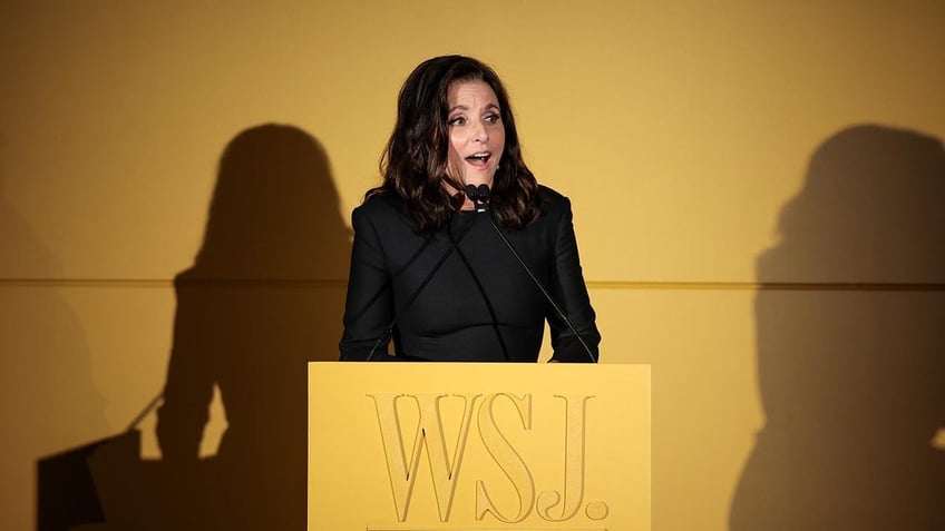 seinfeld star julia louis dreyfus used ai to write acceptance speech but was mistaken for julia roberts