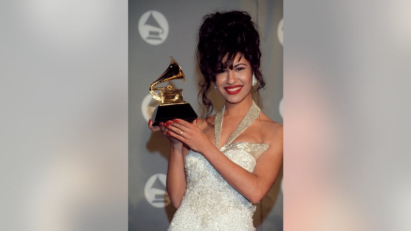 Selena holding a grammy