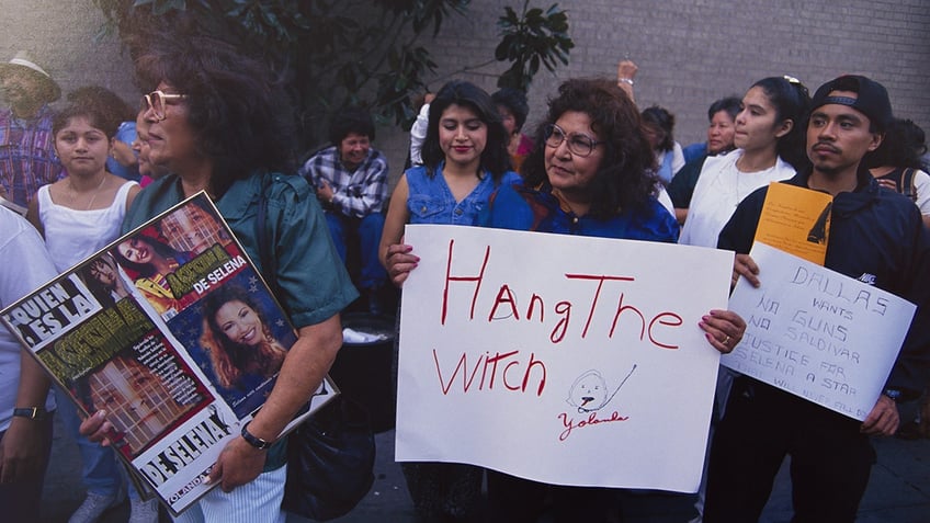 People standing outside of the courthouse where Yolanda Saldivar was tried