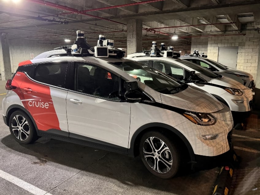 self driving disaster gms cruise enters damage control mode over robotaxi fiasco