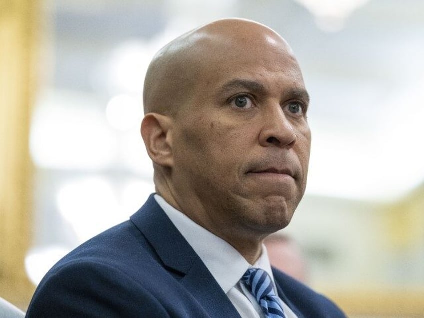 sen cory booker calls on indicted sen bob menendez to resign