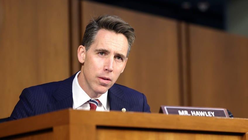 sen hawley calls out palestinian student group for anti israel messages on campus building