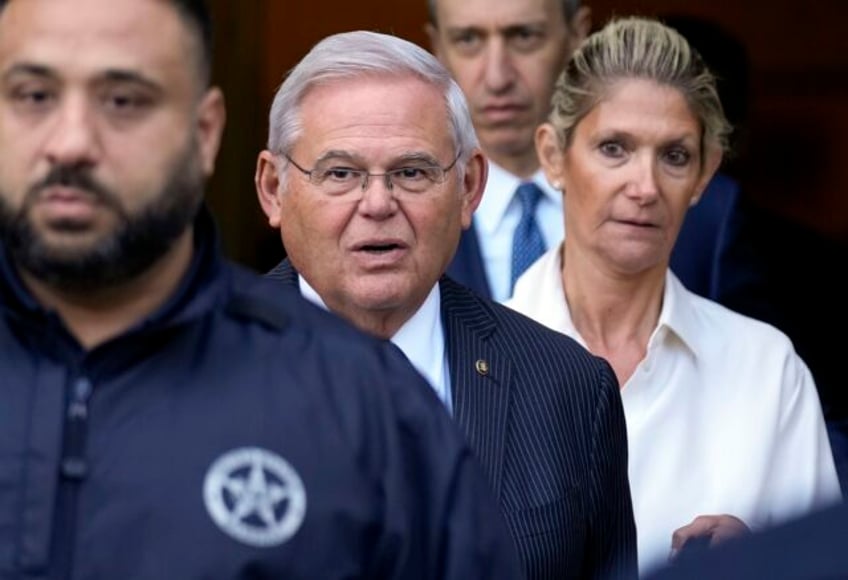 sen menendez returns to new york court to enter plea to new conspiracy charge