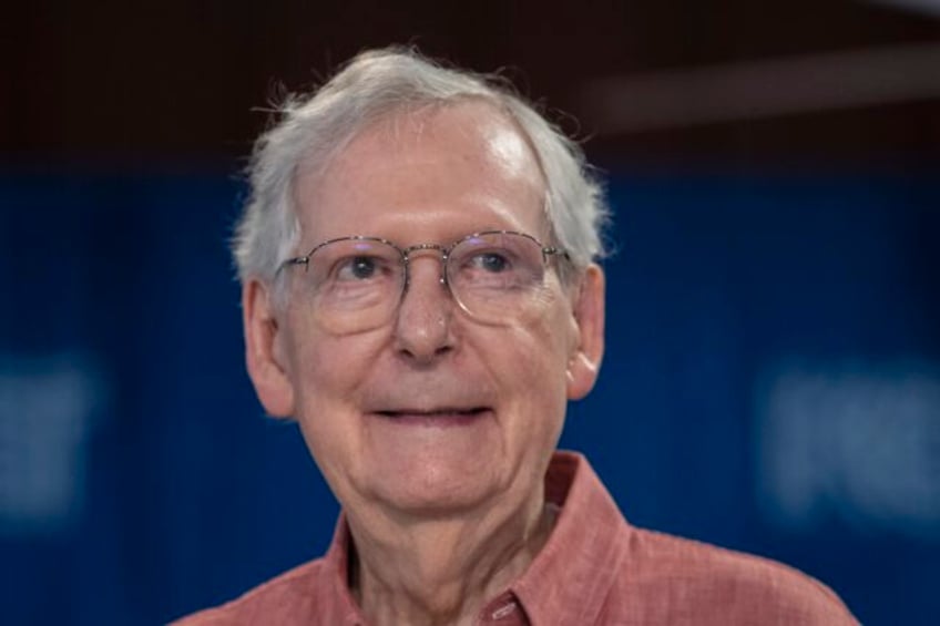 senate gop leader mitch mcconnell appears to freeze up again this time at a kentucky event