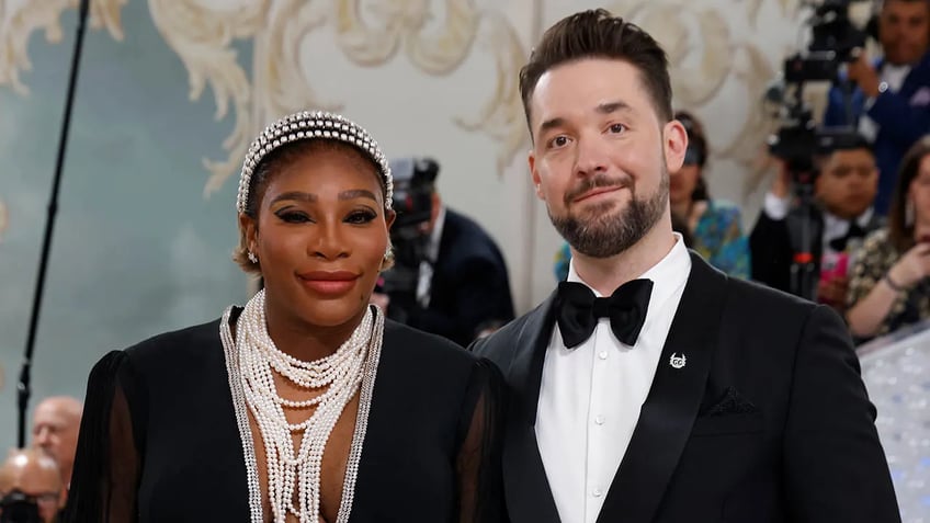 serena williams alexis ohanian reveal gender of second child in epic drone show