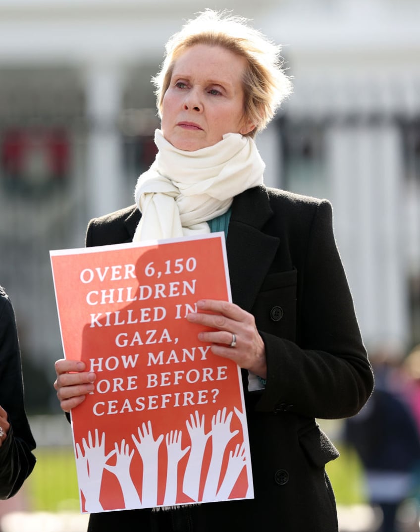 sex and the city star cynthia nixon joins hunger strike outside white house demanding permanent gaza ceasefire