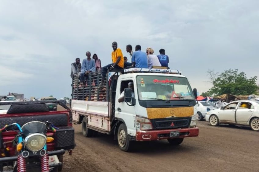 People displaced from eastern areas of Sudan's al-Jazira state arrive to Gedaref city