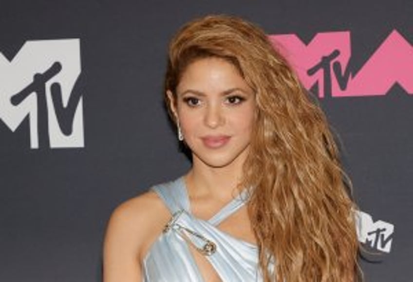 Shakira performs, discusses new album on 'Tonight Show'