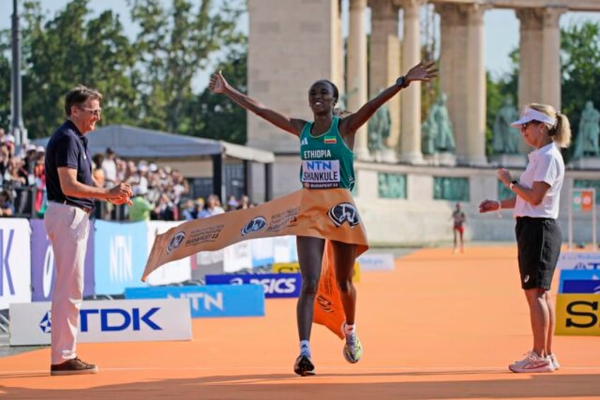 shankule weathers hot conditions to lead 1 2 finish by ethiopia in the womens marathon at worlds