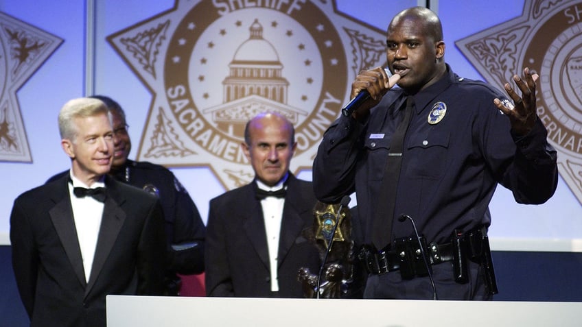 shaq hilariously helps los angeles port police arrest suspect in recruitment video