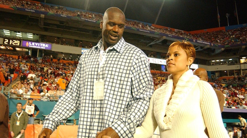 Shaquille O'Neal with wife, Shaunie, on field