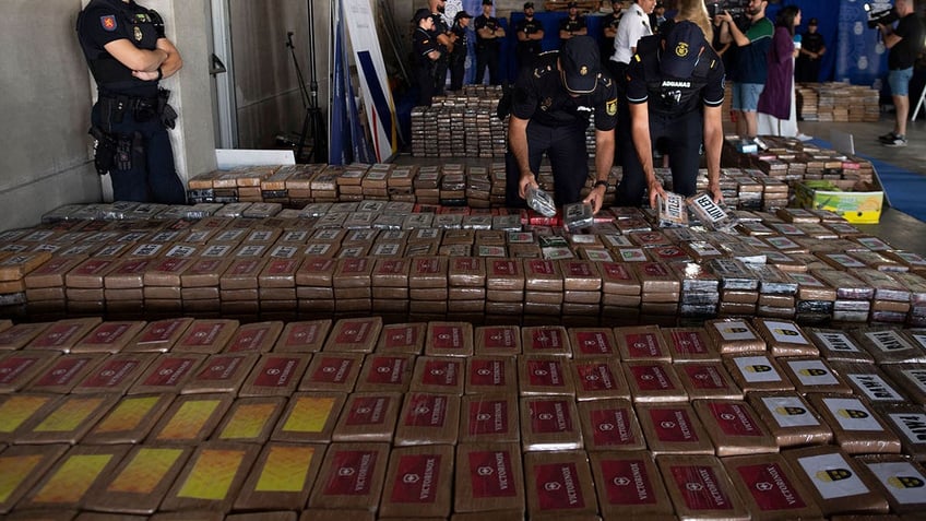 Ecuador police handling cocaine