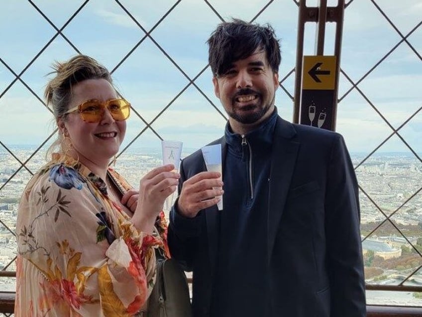 she said yes american couple gets engaged while stranded atop eiffel tower