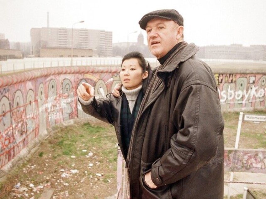 Famous American actor Gene Hackman, right, and his companion Betsy Arakawa take a look ove