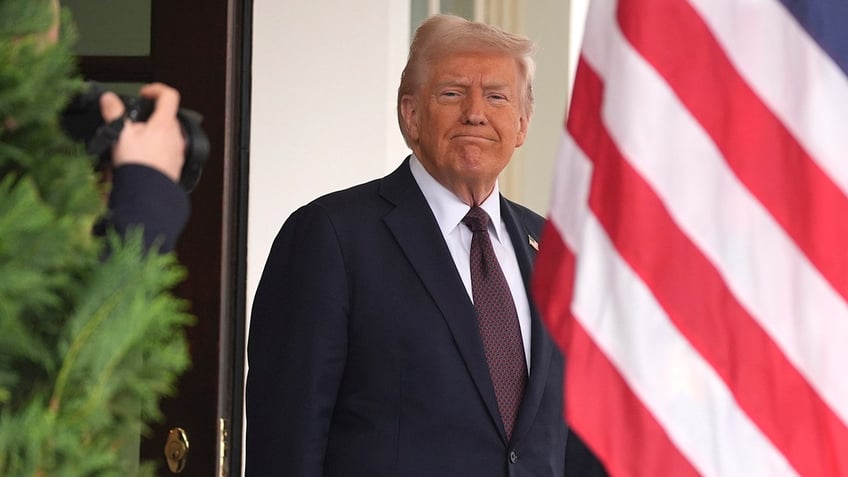 Trump waits for UK Prime Minister Starmer at the White House