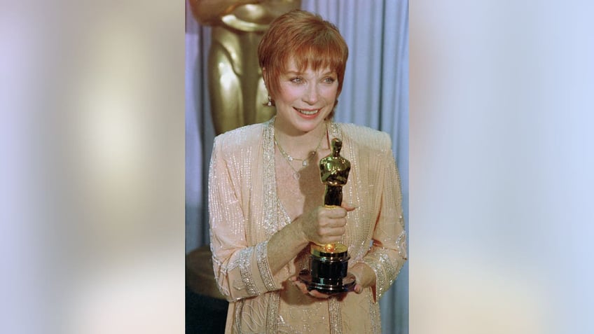 shirley maclaine holding her oscar