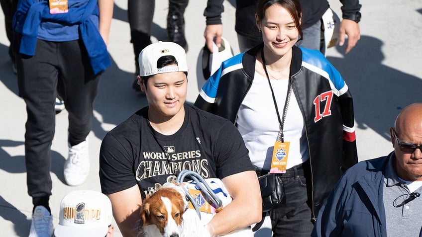 Ohtani with wife at parade