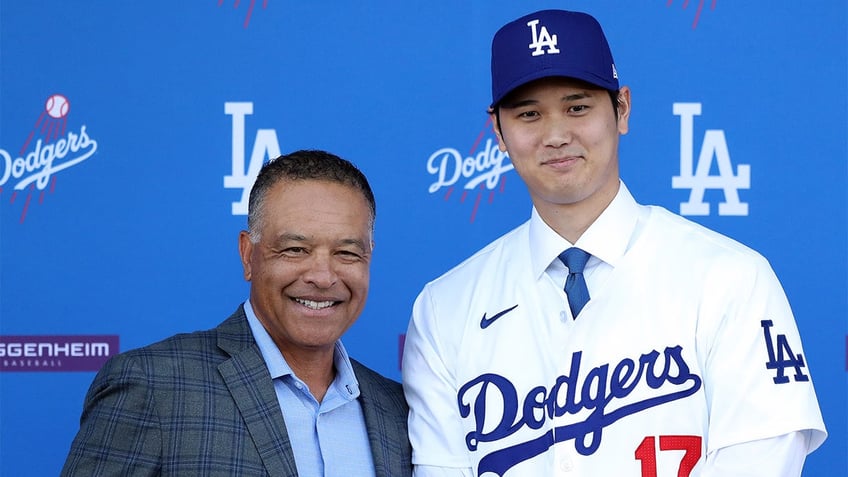 Shohei Ohtani poses with Dave Roberts