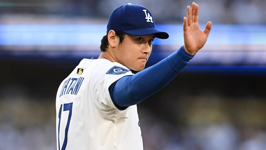 Shohei Ohtani waves to the crowd