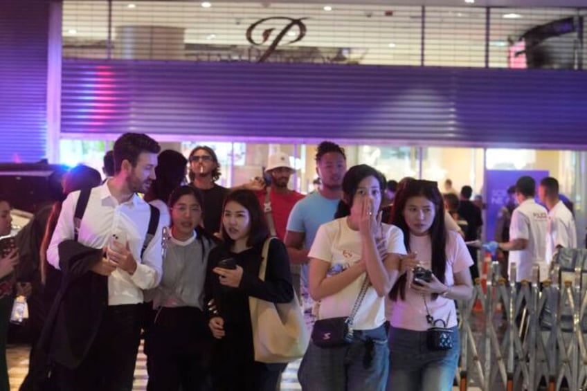 shooting at a major bangkok shopping mall kills 3 and a suspect is in police custody